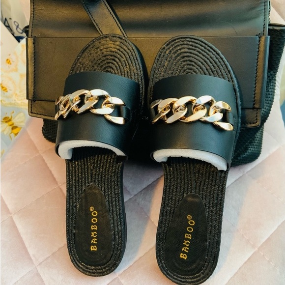 ✨Host pick✨ Bamboo Black Slides with Golden Chunky Chain Accent sz 7/7.5 - Picture 2 of 8